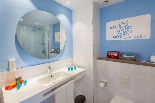 ein Bad mit einem Waschbecken und einem Spiegel in der Unterkunft Abora Buenaventura by Lopesan Hotels in Playa del Ingles