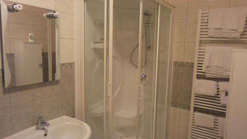 La salle de bains est pourvue d'une douche et d'un lavabo. dans l'établissement Affittacamere Villa Serafini, à Remanzacco