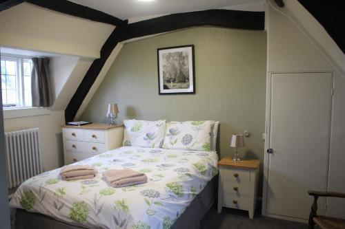 Ένα ή περισσότερα κρεβάτια σε δωμάτιο στο Charney Manor