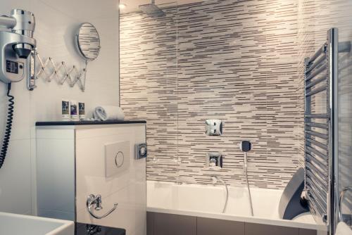 Ένα μπάνιο στο Mercure Paris Arc de Triomphe Wagram