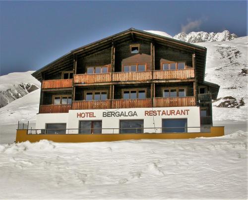 um edifício no topo de uma montanha coberta de neve em Hotel Bergalga em Am Bach