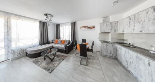 ein Wohnzimmer mit einem Sofa und einem Tisch in der Unterkunft NEXT TO GONDOLA Stylish and Charming apartment in Bansko
