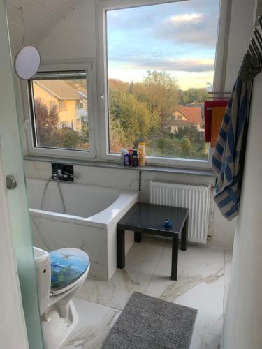 ein Bad mit einer Badewanne und einem Fenster in der Unterkunft Ferienwohnung Kaiserpanorama in Krumpendorf am Wörthersee