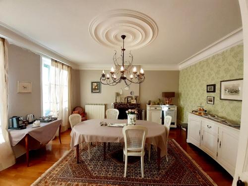 una cucina e una sala da pranzo con tavolo e sedie di Fleur De Senon a Senon