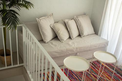 un sofá con almohadas en una habitación en Casa Cal Music, en Altea