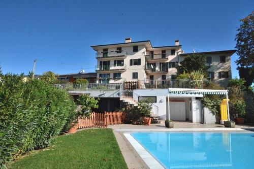 コステルマーノにあるCasa Montegoloの建物前のスイミングプール付き住宅