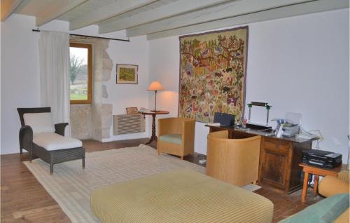 Χώρος καθιστικού στο Cozy Home In Carnac-Rouffiac