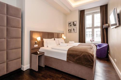 ein Hotelzimmer mit einem großen Bett und einem Fenster in der Unterkunft Arabel Design Apartments in Berlin