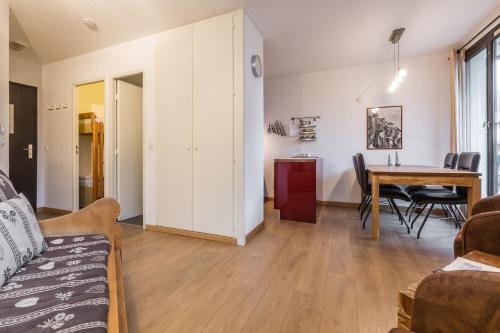 un salon avec un canapé et une table dans l'établissement Apartment Balme 3B - A Chamonix Mont Blanc Haven, à Chamonix-Mont-Blanc