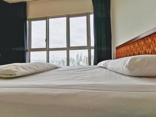 Penthouse on 34 - The Highest Unit and Best Views in Regalia & Private Rooftop Terraceにあるベッド