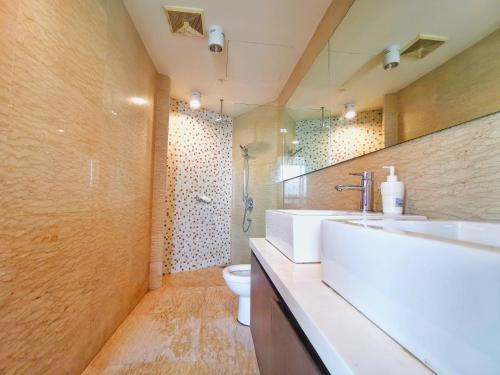 ein Badezimmer mit zwei Waschbecken und einem WC. in der Unterkunft Penthouse on 34 - The Highest Unit and Best Views in Regalia & Private Rooftop Terrace in Kuala Lumpur