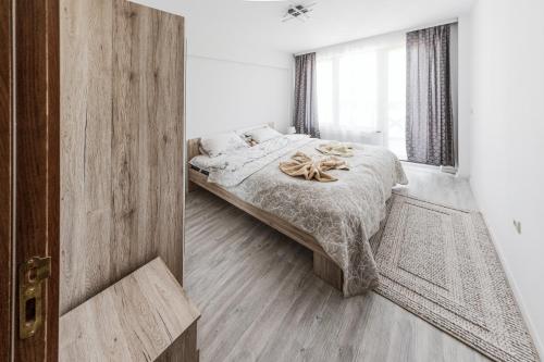 מיטה או מיטות בחדר ב-NEXT TO GONDOLA. Cosy & Elegant 2 Bedroom apartment in Neon Complex