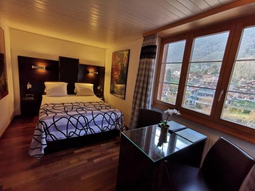 En eller flere senge i et værelse på Hotel Brienzersee