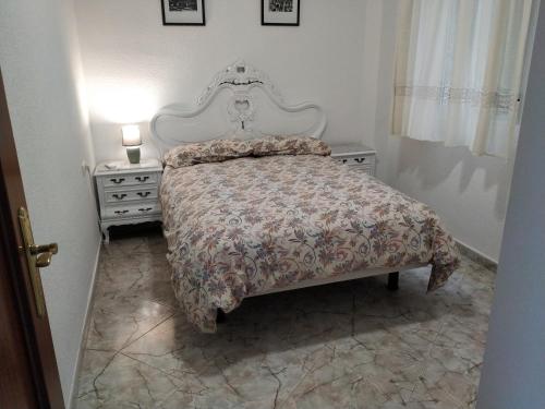 a bedroom with a bed and a dresser with a bedspread at ARRECIFE, GARAJE Y WIFI GRATIS JUNTO PUENTE ROMANO in Córdoba