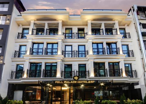 Pell Palace Hotel & SPA في إسطنبول: مبنى أبيض كبير به نوافذ وشرفات