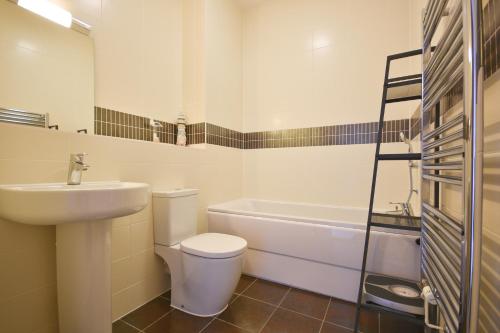 een badkamer met een wastafel, een toilet en een bad bij Town or Country - Splash B in Southampton