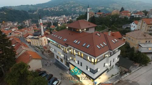 ein großes Gebäude mit rotem Dach in einer Stadt in der Unterkunft Hotel Vezir Palace in Travnik
