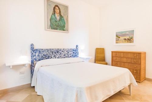 レウカにあるAdriatic villaのベッドルーム1室(ベッド1台付)が備わります。壁には絵画が飾られています。