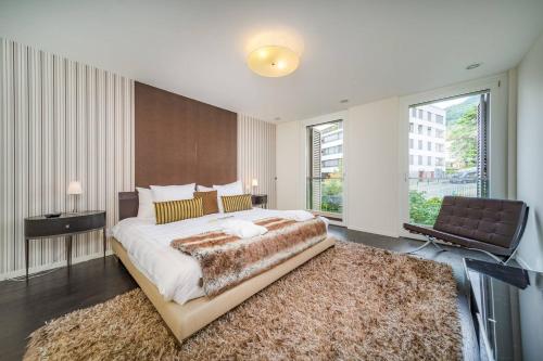 Postel nebo postele na pokoji v ubytování Luxury Apartment Lake View & Center of Montreux by GuestLee