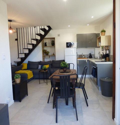 une cuisine et un salon avec une table et un canapé dans l'établissement La tourelle 82, à Saint-Antonin
