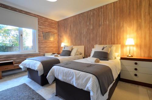 Postel nebo postele na pokoji v ubytování Cedar Cottage