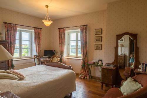 sypialnia z łóżkiem i lustrem w obiekcie B&B La Ferme de l'Airbois w mieście Yvoir