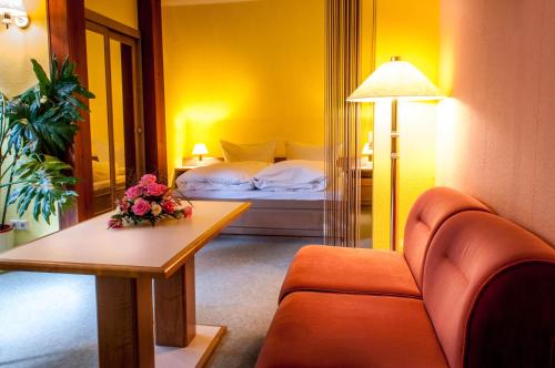 Säng eller sängar i ett rum på Ferienhotel Augustusburg