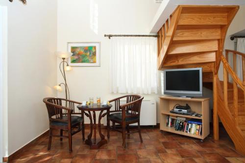 TV a/nebo společenská místnost v ubytování Kydonies Villas