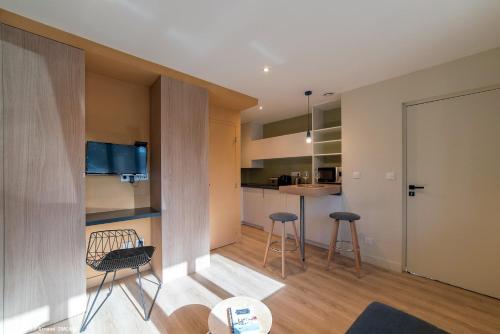 Il comprend un salon et une cuisine avec des chaises et une table. dans l'établissement Studio Design Paraisos, à Lyon