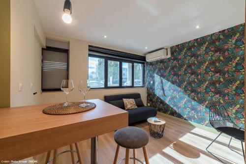 Zimmer mit einem Tisch, Stühlen und einem Sofa in der Unterkunft Studio Design Paraisos in Lyon