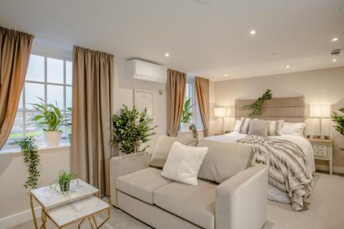 ein Schlafzimmer mit einem Bett, einer Couch und einem Sessel in der Unterkunft Heritage Mews Nottingham in Nottingham