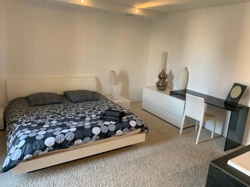 een slaapkamer met een bed, een bureau en een stoel bij Loft Vue Mer in Marseille