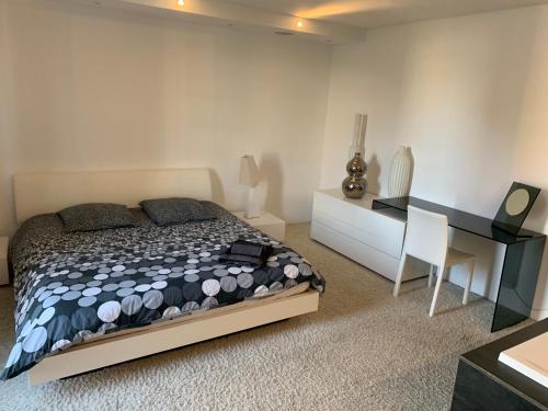 - une chambre avec un lit, un bureau et une chaise dans l'établissement Loft Vue Mer, à Marseille
