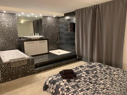 een badkamer met een bed, een douche en een wastafel bij Loft Vue Mer in Marseille