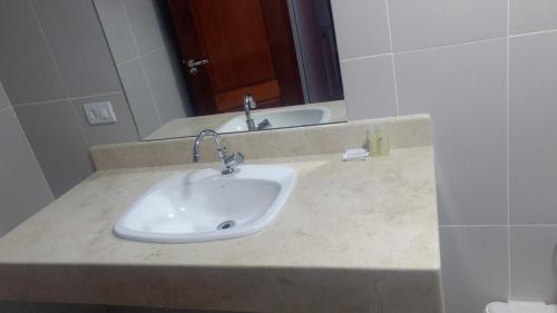 Bilik mandi di Hotel Pousada Salvador Paradise