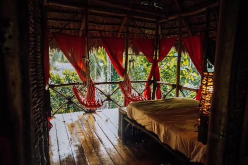 Postel nebo postele na pokoji v ubytování Dominican Tree House Village