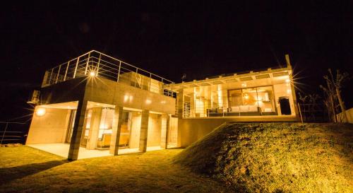 a house at night with its lights on at -Musée Villa- in Nakijin