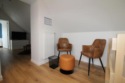 two chairs and a stool in a living room at De Ast by De Oude Kaasmakerij in Passendale