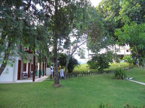 Taman di luar Hotel Pousada Salvador Paradise