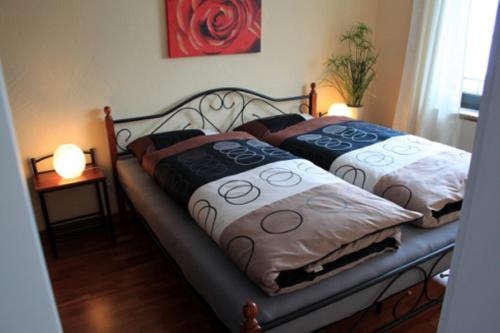 two twin beds in a bedroom with two lamps at Ferienwohnung Kuck in Bad Pyrmont