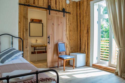 a bedroom with a bed and a desk and a chair at Taevas Külalistemaja in Võru