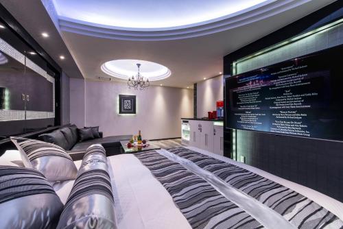 a room with a large screen with a bed at HOTEL Dior7 in Hamamatsu