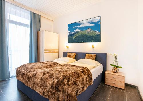 ein Schlafzimmer mit einem großen Bett und einem Berg in der Unterkunft Hotel Bristol in Bad Gastein