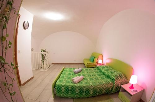 ナポリにあるVecchia Napoli - Quartieri Spagnoliのベッドルーム1室(緑色のベッド1台付)