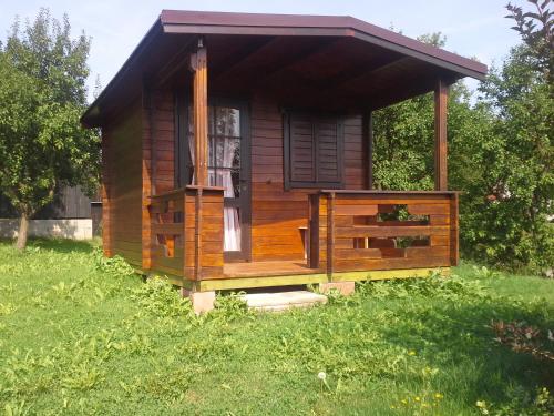 a small wooden cabin in a field of grass at Chalupa u rybníka Čistá u Horek in Čistá u Horek