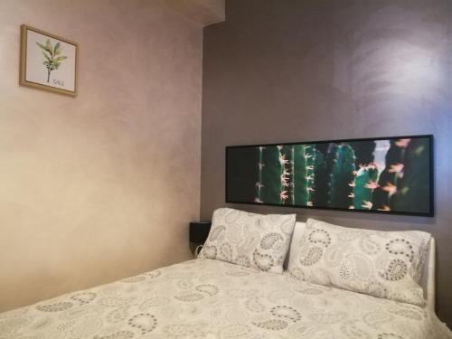 - une chambre avec un lit et une télévision murale dans l'établissement CASA BLANCA à SIGEAN-GÎTE, à Sigean