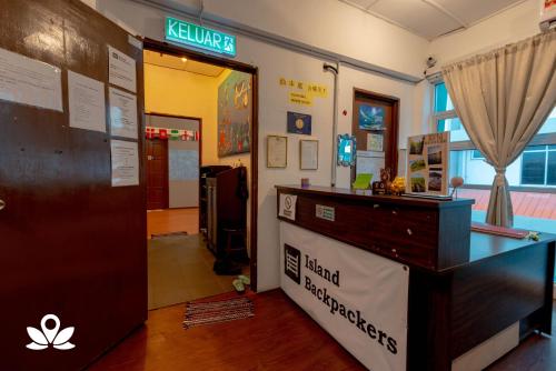 センポルナにあるIsland Backpackersの壁面の看板とカウンター
