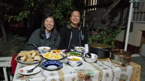 Makanan di atau berdekatan rumah tamu ini