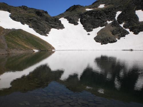 a mountain reflecting in the water of a lake at Casa Villamana in Oto