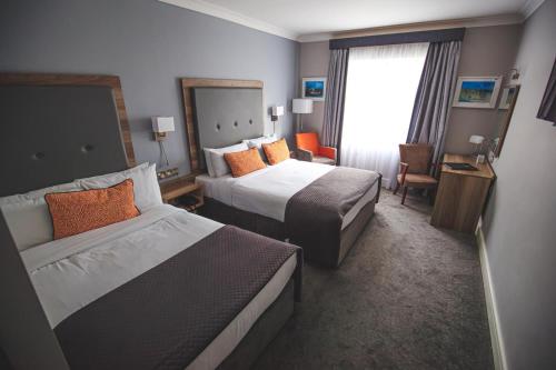 Postel nebo postele na pokoji v ubytování Westlodge Hotel & Leisure Centre